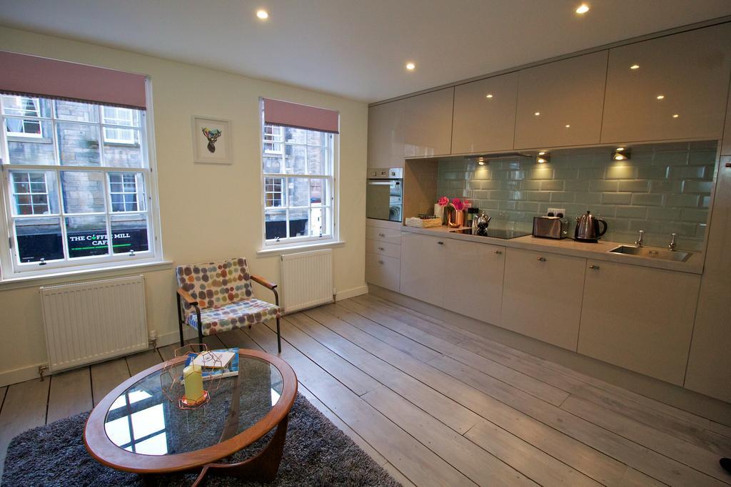 Old Town Castle View Apartment Единбург Екстериор снимка